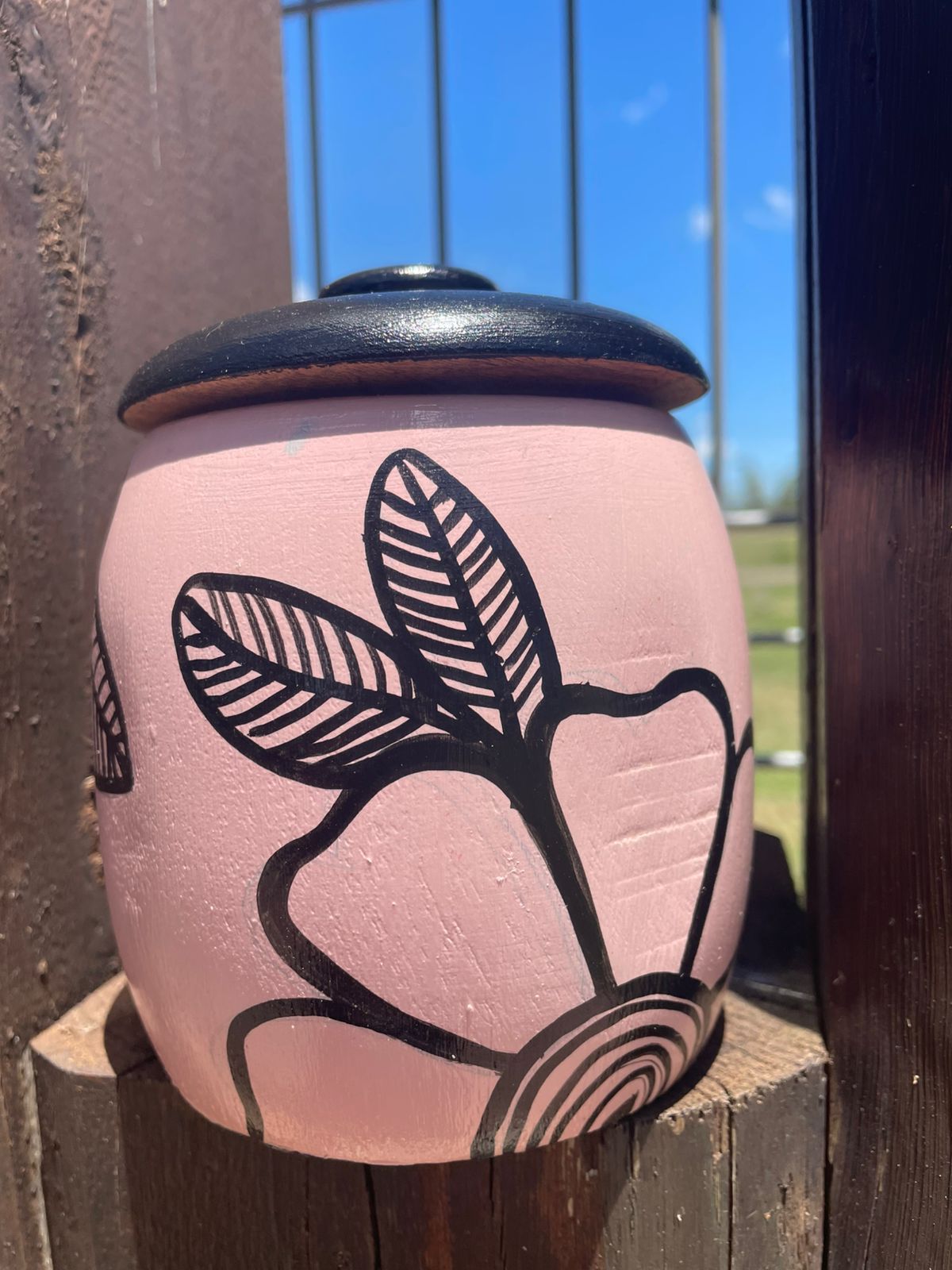 Azucarero rosa flores en negro pintado a mano