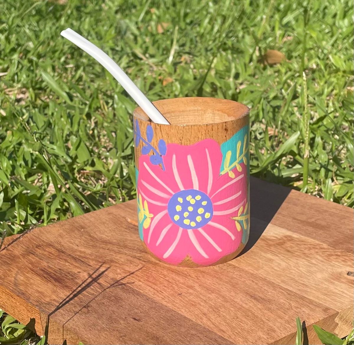 Mate flores base natural pintado a mano con detalles florales