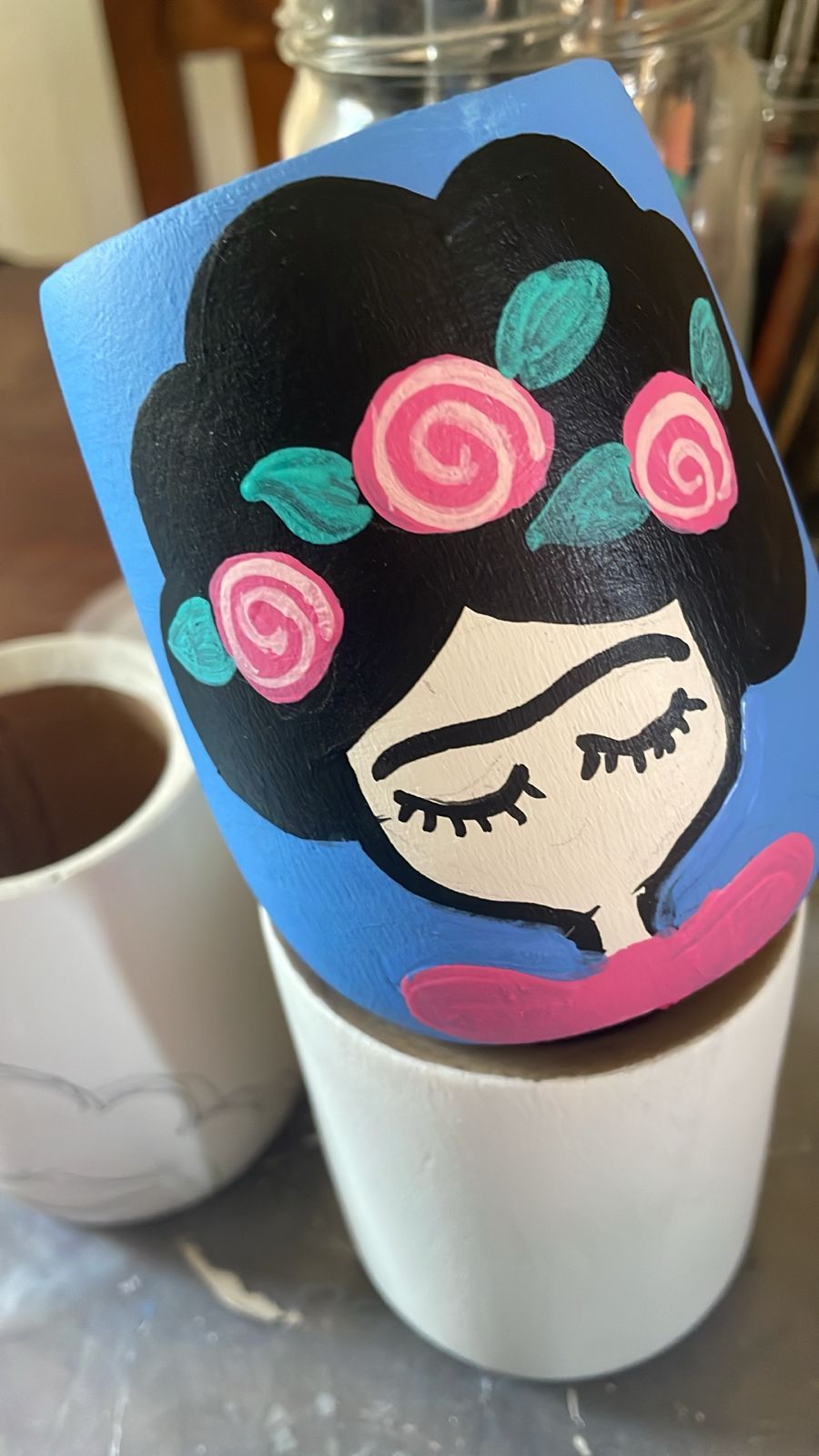 Majo pintando en su taller con mates de fondo