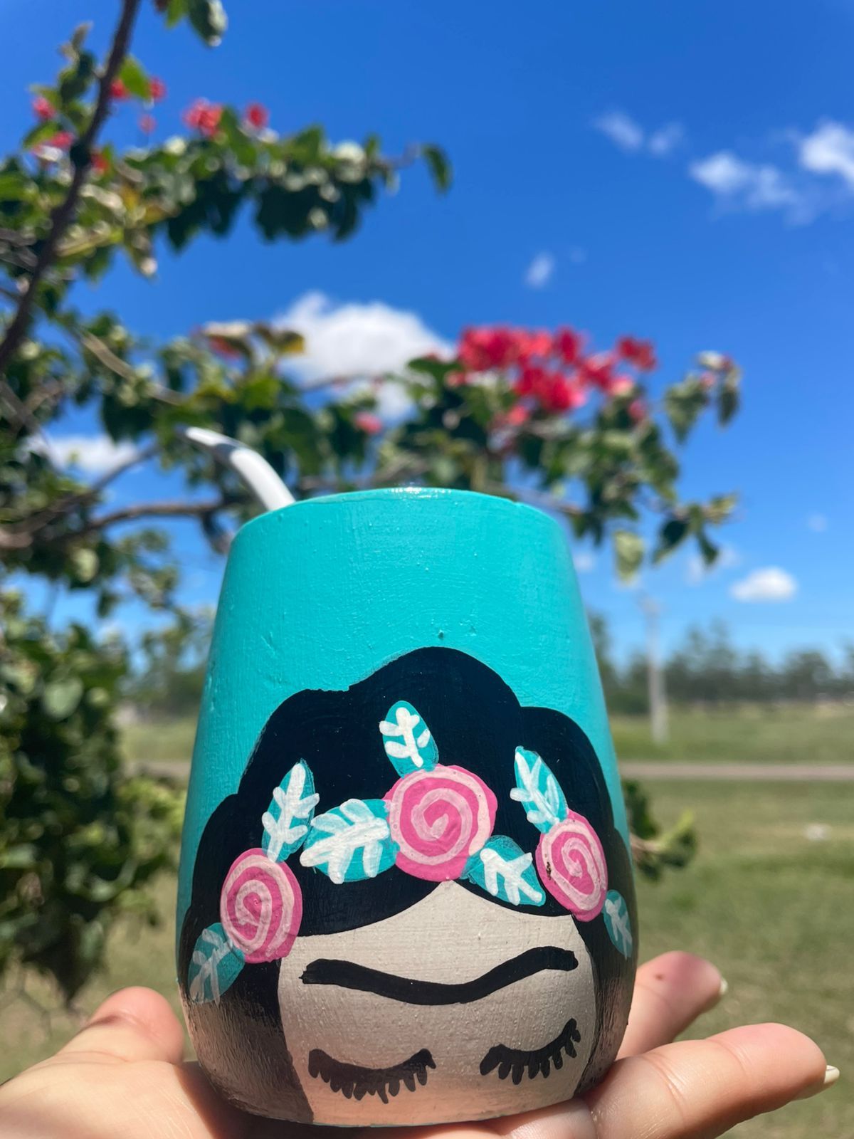 Mate Frida base celeste pintado a mano, diseño artístico único