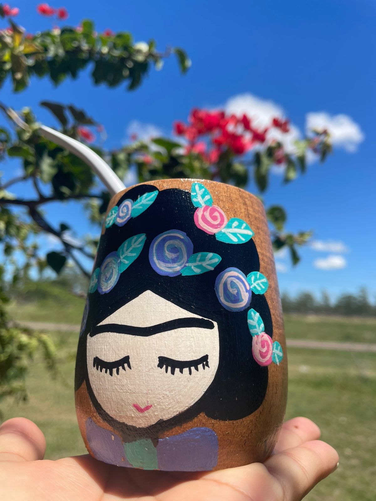 Mate Frida base natural pintado a mano, inspirado en arte latinoamericano