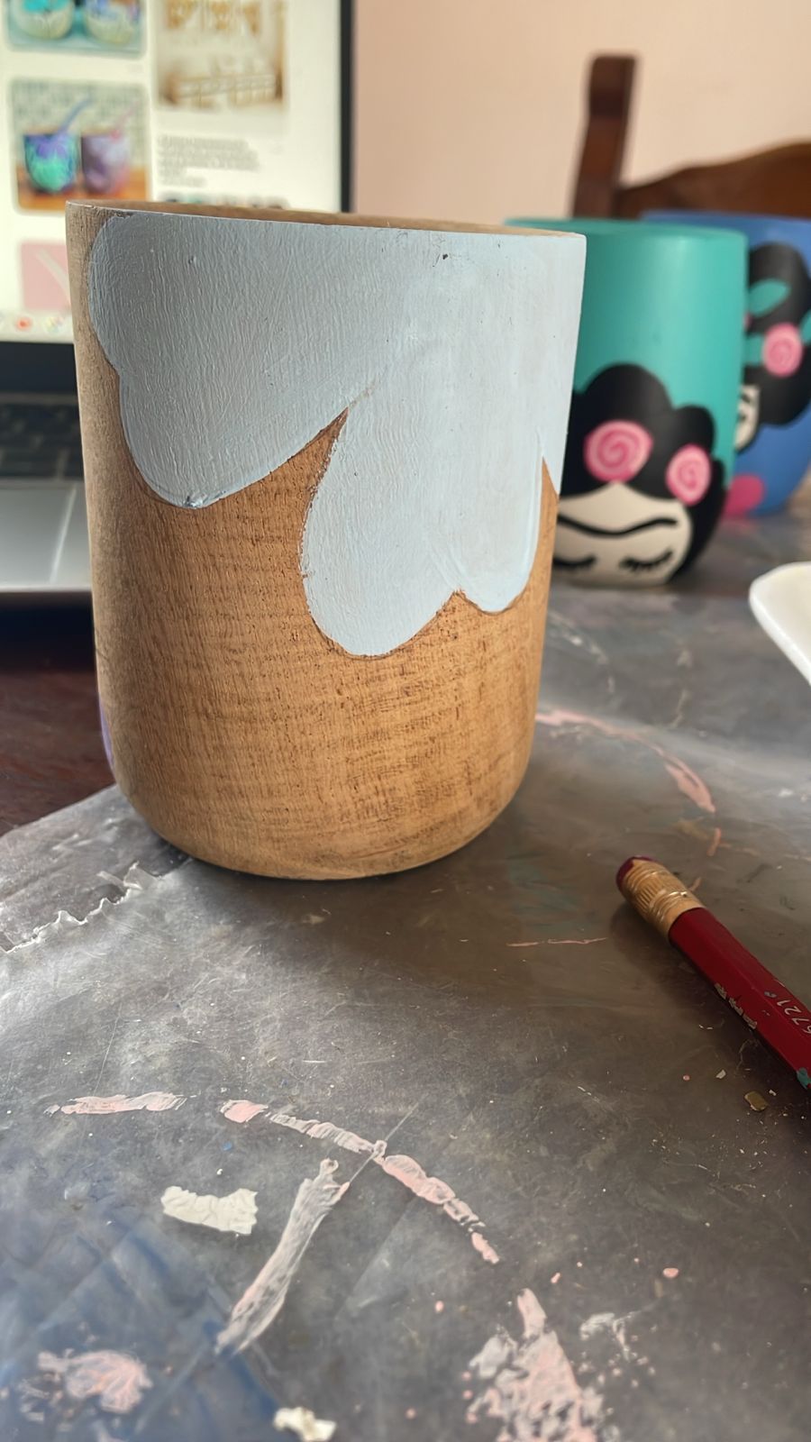 Proceso de pintura artesanal de un mate en detalle