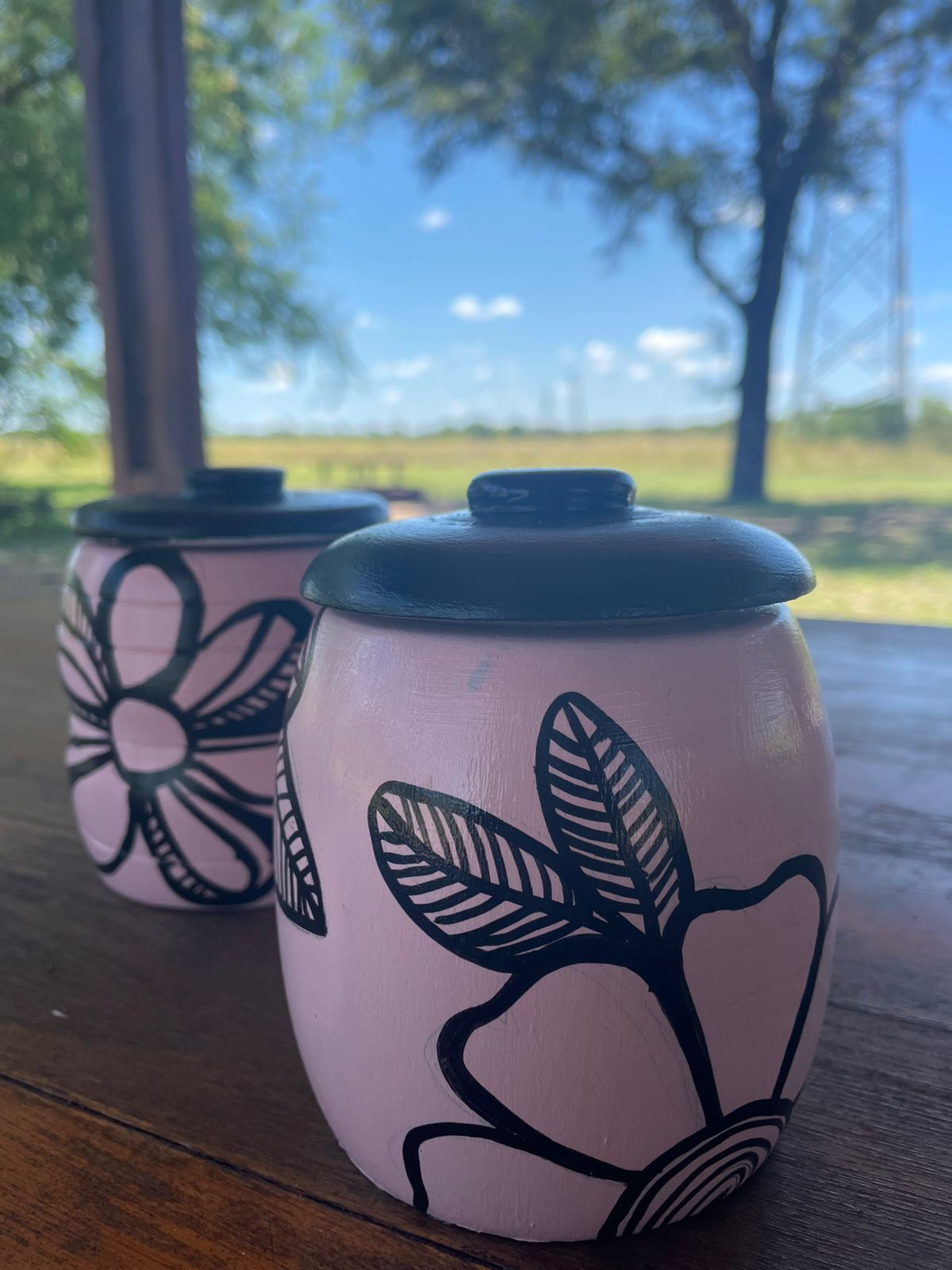 Yerbero y azucarero rosa flores en negro pintados a mano
