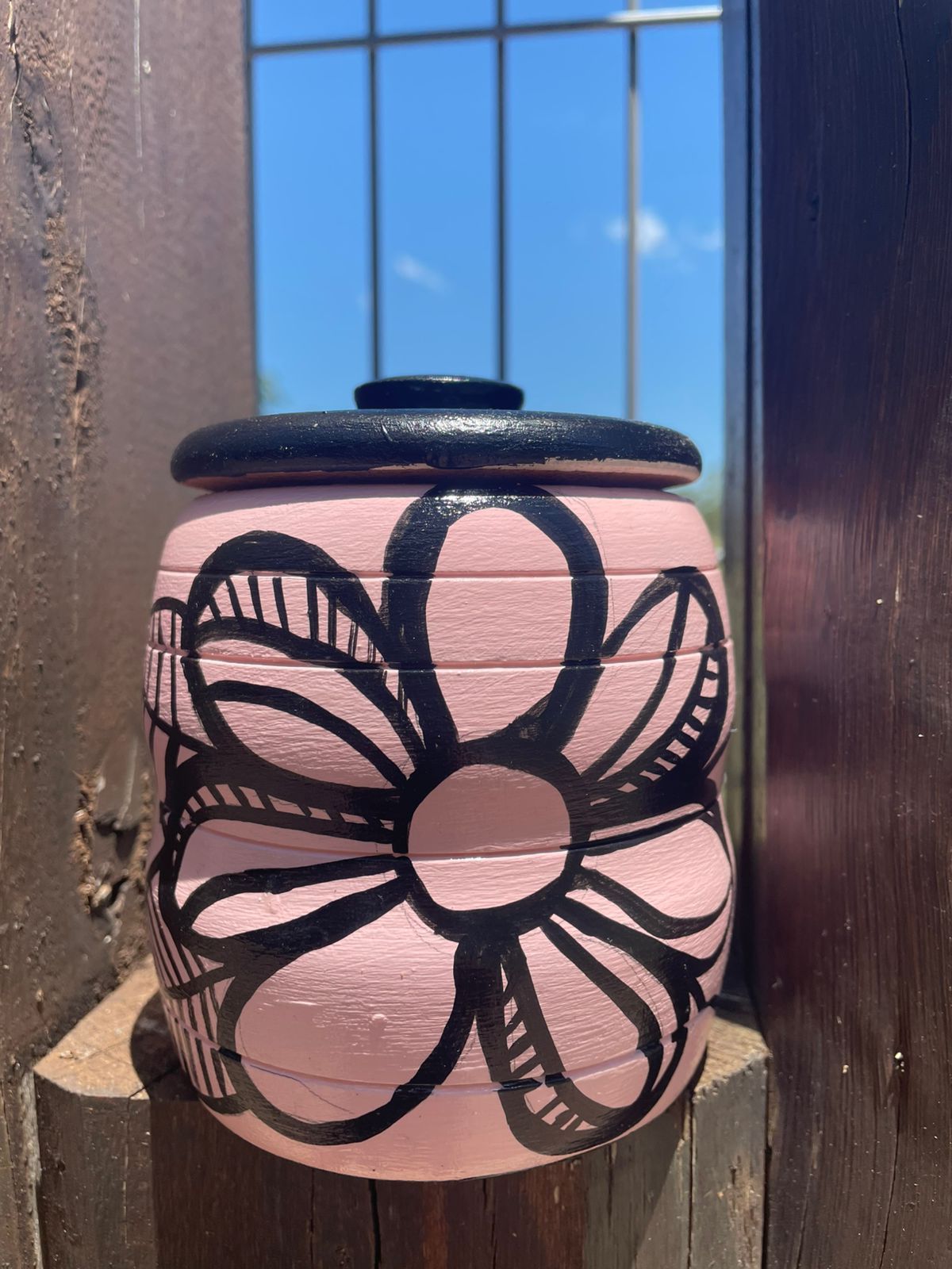 Yerbero rosa flores en negro pintado a mano